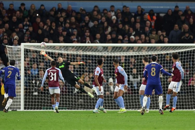 Gelandang Chelsea, Enzo Fernandez, melepas tendangan bebas yang membobol gawang kiper Aston Villa Emi Martinez. Chelsea menang besar 3-0 saat bertandang ke markas Aston Villa dalam lanjutan Piala FA, Kamis (822024) dini hari WIB.(AFPADRIAN DENNIS)

Artikel ini telah tayang di Kompas.com dengan judul Hasil Aston Villa Vs Chelsea 1-3, Amukan Pasukan Pochettino, Klik untuk baca httpsbola.kompas.comread2024020804571868hasil-aston-villa-vs-chelsea-1-3-amukan-pasukan-pochet