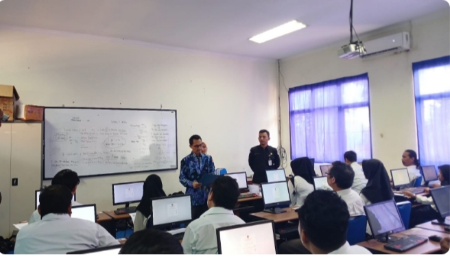 Calon anggota PPS yang sedang melakukan tes tertulis berbasis CAT, di SMK Negeri 1 Kota Serang.(Foto: TIMESLINES INEWS/Heru Nurhadiyansyah)
