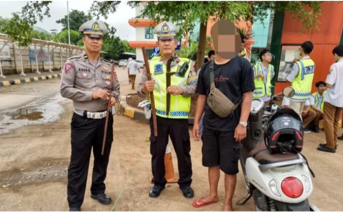 KS saat diamankan Polisi. (Foto: TIMESLINES INEWS/Heru Nurhadiyansyah)