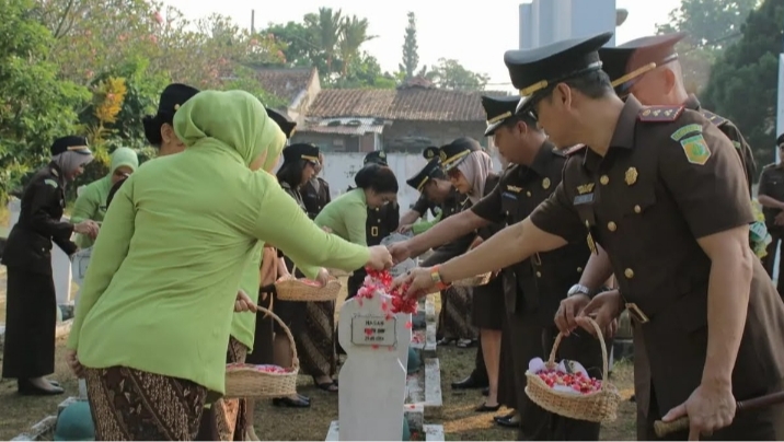 Suasana saat Kejari Pandeglang melakukan ziarah dan tabur bunga di TMP Cihaseum Kabupaten Pandeglang dalam rangka memperingati Hari Bhakti Adhyaksa, Minggu 21 Juli 2024.(Foto: TLii/Ikhsan)