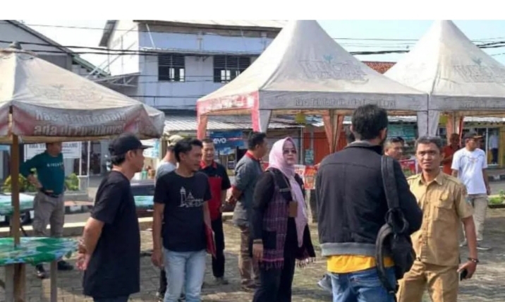 Asisten Daerah III pada Setda Pandeglang Nuriah saat melakukan kunjungan ke wisata kuliner Gedung Juang Pandeglang Berkah. (Foto: TLii/Ikhsan)