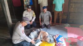 Bantu beban Ekonomi,Polsek Kluet Utara bagikan Paket Bahan pokok kepada warga Lansia