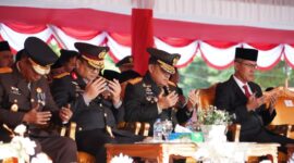  Panglima Komando Daerah Militer Iskandar Muda (Pangdam IM), Mayor Jenderal TNI Niko Fahrizal, M.Tr.(Han), didampingi Ketua Persit Kartika Chandra Kirana Daerah Iskandar Muda, Ny. Eva Niko Fahrizal, menghadiri upacara peringatan Hari Ulang Tahun (HUT) ke-79 Republik Indonesia (RI) 