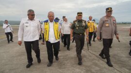 Mayor Jenderal TNI Niko Fahrizal, M.Tr (Han)., bersama Penjabat (Pj) Gubernur Aceh Bustami Hamzah, S.E., M.Si., dan Kapolda Aceh Irjen Pol. Achmad Kartiko, S.I.K., M.H., menyambut kedatangan Menteri Pekerjaan Umum dan Perumahan Rakyat (PUPR) Republik Indonesia Dr. (H.C.) Ir. H. Mochamad Basuki Hadimoeljono, M.Sc., Ph.D., di Bandara Sultan Iskandar Muda    (20/08/24) sore.