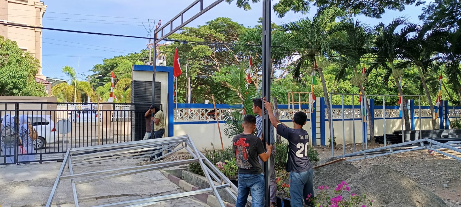 kanopi di area strategis seperti pintu masuk, pintu keluar, dan garasi mobil, serta tulisan akrilik bertuliskan "SMPN 1 Banda Aceh Berprestasi"