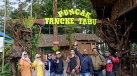Puncak Tangke Tabu adalah salah satu objek wisata alam berupa bukit yang dipenuhi pepohonan hijau dan tanaman segar


