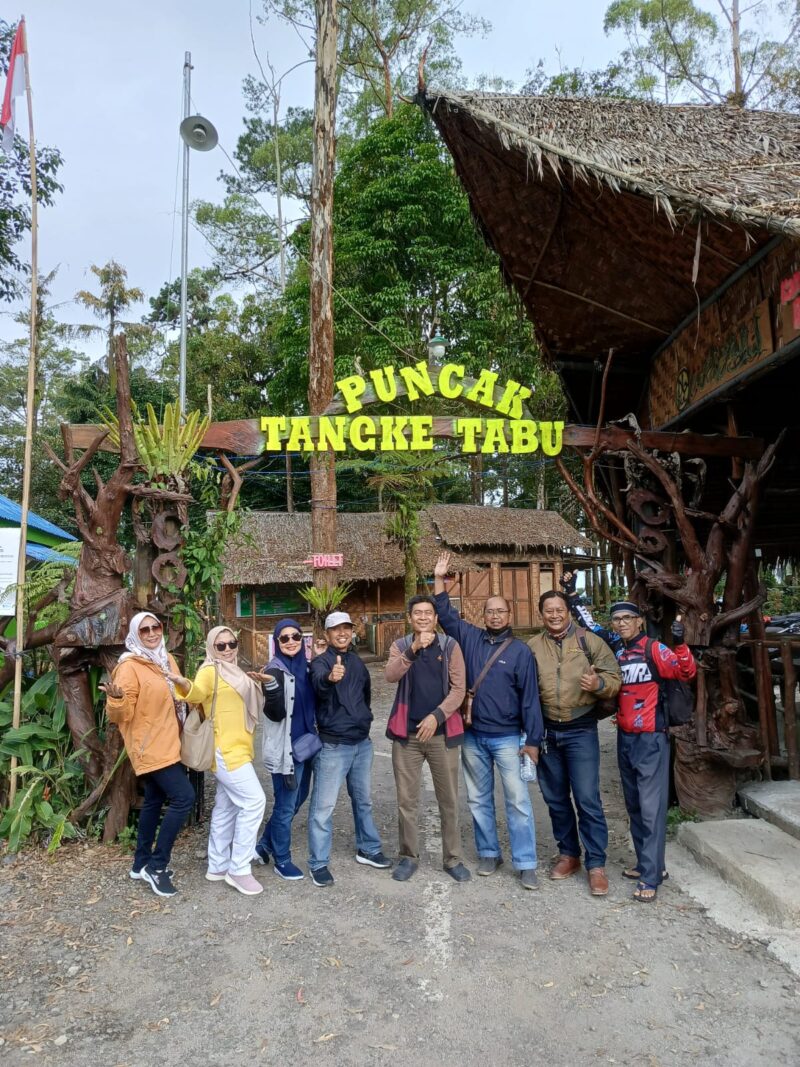 Puncak Tangke Tabu adalah salah satu objek wisata alam berupa bukit yang dipenuhi pepohonan hijau dan tanaman segar

