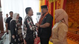 Kedatangan Pj. Gubernur Aceh ini disambut dengan upacara adat yang khidmat, diawali dengan tari Ranup Lampuan sebagai simbol penyambutan tamu kehormatan.Selasa (24/08/24) sore.