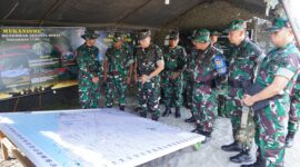 (Pangdam IM), Mayor Jenderal TNI Niko Fahrizal, M.Tr(Han)., meninjau Latihan Menembak Senjata Berat Teknis (Latbakjatratnis) Batalyon Artileri Medan 17/Rencong Cakti, Baterai Tempur A, di Desa Simpang Beutong, Kecamatan Muara Tiga, Kabupaten Pidie, pada Senin (26/08/2024).