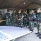 (Pangdam IM), Mayor Jenderal TNI Niko Fahrizal, M.Tr(Han)., meninjau Latihan Menembak Senjata Berat Teknis (Latbakjatratnis) Batalyon Artileri Medan 17/Rencong Cakti, Baterai Tempur A, di Desa Simpang Beutong, Kecamatan Muara Tiga, Kabupaten Pidie, pada Senin (26/08/2024).