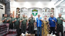 Mayor Jenderal TNI Niko Fahrizal, M.Tr.(Han), menerima audiensi dari Ketua Harian Persatuan Olahraga Selam Seluruh Indonesia (POSSI) Aceh, Bapak Dahlan Zainal Abidin, beserta rombongan di Ruang Kerja Pangdam IM, Makodam IM, pada Selasa (27/08/24).