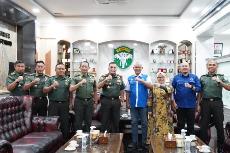 Mayor Jenderal TNI Niko Fahrizal, M.Tr.(Han), menerima audiensi dari Ketua Harian Persatuan Olahraga Selam Seluruh Indonesia (POSSI) Aceh, Bapak Dahlan Zainal Abidin, beserta rombongan di Ruang Kerja Pangdam IM, Makodam IM, pada Selasa (27/08/24).