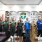 Mayor Jenderal TNI Niko Fahrizal, M.Tr.(Han), menerima audiensi dari Ketua Harian Persatuan Olahraga Selam Seluruh Indonesia (POSSI) Aceh, Bapak Dahlan Zainal Abidin, beserta rombongan di Ruang Kerja Pangdam IM, Makodam IM, pada Selasa (27/08/24).