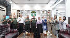 Mayor Jenderal TNI Niko Fahrizal, M.Tr. (Han), didampingi oleh Ketua Yayasan Kartika Jaya Cabang XIV Iskandar Muda, Ny. Eva Niko Fahrizal, memimpin rapat koordinasi bersama Tim Perumus SMA Kartika XIV-I Banda Aceh Selasa (27/08/24) sore.
