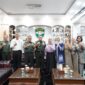 Mayor Jenderal TNI Niko Fahrizal, M.Tr. (Han), didampingi oleh Ketua Yayasan Kartika Jaya Cabang XIV Iskandar Muda, Ny. Eva Niko Fahrizal, memimpin rapat koordinasi bersama Tim Perumus SMA Kartika XIV-I Banda Aceh Selasa (27/08/24) sore.