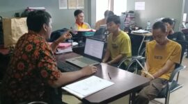 Petugas Polres Pandeglang melakukan pemeriksaan terhadap 3 terduga pelaku curanmor yang ditangkap di Kabupaten Pandeglang. (Foto:TLii/Ikhsan)
