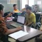 Petugas Polres Pandeglang melakukan pemeriksaan terhadap 3 terduga pelaku curanmor yang ditangkap di Kabupaten Pandeglang. (Foto:TLii/Ikhsan)