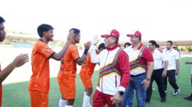 Mayor Jenderal TNI Niko Fahrizal, M.Tr. (Han), bersama Kapolda Aceh, Irjen Pol. Achmad Kartiko, S.I.K., M.H., menghadiri acara kick-off yang menandai dimulainya cabang olahraga sepak bolaMinggu (01/09/2024).