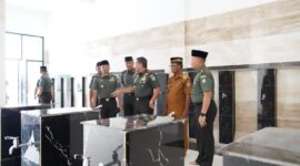 Mayor Jenderal TNI Niko Fahrizal, M.Tr.(Han)., melakukan peninjauan terhadap hasil penambahan fasilitas tempat wudhu dan pintu belakang Masjid Baiturahim Ulee Lheue di Kota Banda Aceh,(02/09/2024).