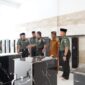 Mayor Jenderal TNI Niko Fahrizal, M.Tr.(Han)., melakukan peninjauan terhadap hasil penambahan fasilitas tempat wudhu dan pintu belakang Masjid Baiturahim Ulee Lheue di Kota Banda Aceh,(02/09/2024).