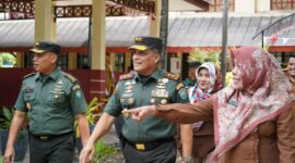 Mayor Jenderal TNI Niko Fahrizal, M.Tr.(Han)., melakukan kunjungan kerja ke SMP Negeri 1 Banda Aceh untuk meninjau langsung perkembangan pembangunan fasilitas sekolah pada Senin (02/09/2024).