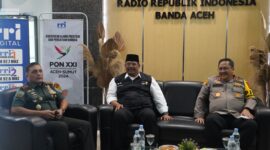 Mayor Jenderal TNI Niko Fahrizal, M.Tr (Han), bersama Pj. Gubernur Aceh Dr. H. Safrizal ZA, M.Si dan Kapolda Aceh  Irjen Achmad Kartiko, menjadi narasumber dalam dialog yang membahas persiapan pelaksanaan Pekan Olahraga Nasional (PON) XXI Aceh-Sumut. Kamis, (05/09/24).