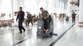 Kodam Iskandar Muda mengadakan kegiatan Jum'at Bersih di dua masjid ikonik Aceh, yaitu Masjid Raya Baiturrahman dan Masjid Jami' Baiturrahim Ulee Lheue, Banda Aceh, pada Jum’at (06/09/2024).