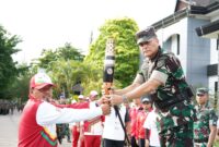  Mayor Jenderal TNI Niko Fahrizal, M.Tr. (Han), secara resmi menerima Kirab Api PON Ke - XXI Aceh-Sumut yang tiba di Markas Kodam Iskandar Muda, pada Jum'at (06/09/24) sore.