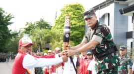  Mayor Jenderal TNI Niko Fahrizal, M.Tr. (Han), secara resmi menerima Kirab Api PON Ke - XXI Aceh-Sumut yang tiba di Markas Kodam Iskandar Muda, pada Jum'at (06/09/24) sore.