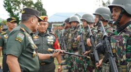  Mayor Jenderal TNI Niko Fahrizal, M.Tr(Han)., memimpin Apel Gelar Pasukan bertempat di Lanud SIM dalam rangka kunjungan Kerja Presiden Republik Indonesia Bapak Ir. H. Joko Widodo,Minggu (08/09/24).