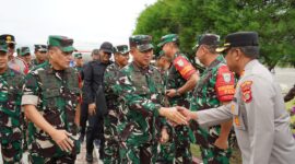 Mayor Jenderal TNI Niko Fahrizal, M.Tr (Han) menyambut kedatangan Panglima TNI Jenderal TNI Agus Subiyanto beserta rombongan di Pangkalan Udara Sultan Iskandar Muda (Lanud SIM), Senin (09/09/24).
