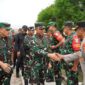 Mayor Jenderal TNI Niko Fahrizal, M.Tr (Han) menyambut kedatangan Panglima TNI Jenderal TNI Agus Subiyanto beserta rombongan di Pangkalan Udara Sultan Iskandar Muda (Lanud SIM), Senin (09/09/24).