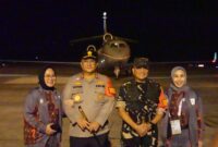 Mayor Jenderal TNI Niko Fahrizal, M.Tr. (Han), didampingi oleh Ketua Persit Kartika Chandra Kirana Daerah Iskandar Muda, Ny. Eva Niko Fahrizal, serta Kepala Kepolisian Daerah Aceh (Kapolda Aceh), Irjen Pol. Achmad Kartiko, S.I.K., M.H., bersama istri, turut mengantar keberangkatan Presiden Republik Indonesia, Ir. H. Joko Widodo, beserta Ibu Negara, Iriana Joko Widodo, Senin malam (09/09/2024).