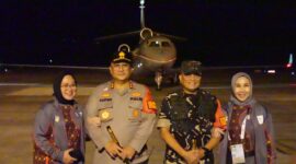 Mayor Jenderal TNI Niko Fahrizal, M.Tr. (Han), didampingi oleh Ketua Persit Kartika Chandra Kirana Daerah Iskandar Muda, Ny. Eva Niko Fahrizal, serta Kepala Kepolisian Daerah Aceh (Kapolda Aceh), Irjen Pol. Achmad Kartiko, S.I.K., M.H., bersama istri, turut mengantar keberangkatan Presiden Republik Indonesia, Ir. H. Joko Widodo, beserta Ibu Negara, Iriana Joko Widodo, Senin malam (09/09/2024).