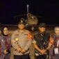 Mayor Jenderal TNI Niko Fahrizal, M.Tr. (Han), didampingi oleh Ketua Persit Kartika Chandra Kirana Daerah Iskandar Muda, Ny. Eva Niko Fahrizal, serta Kepala Kepolisian Daerah Aceh (Kapolda Aceh), Irjen Pol. Achmad Kartiko, S.I.K., M.H., bersama istri, turut mengantar keberangkatan Presiden Republik Indonesia, Ir. H. Joko Widodo, beserta Ibu Negara, Iriana Joko Widodo, Senin malam (09/09/2024).