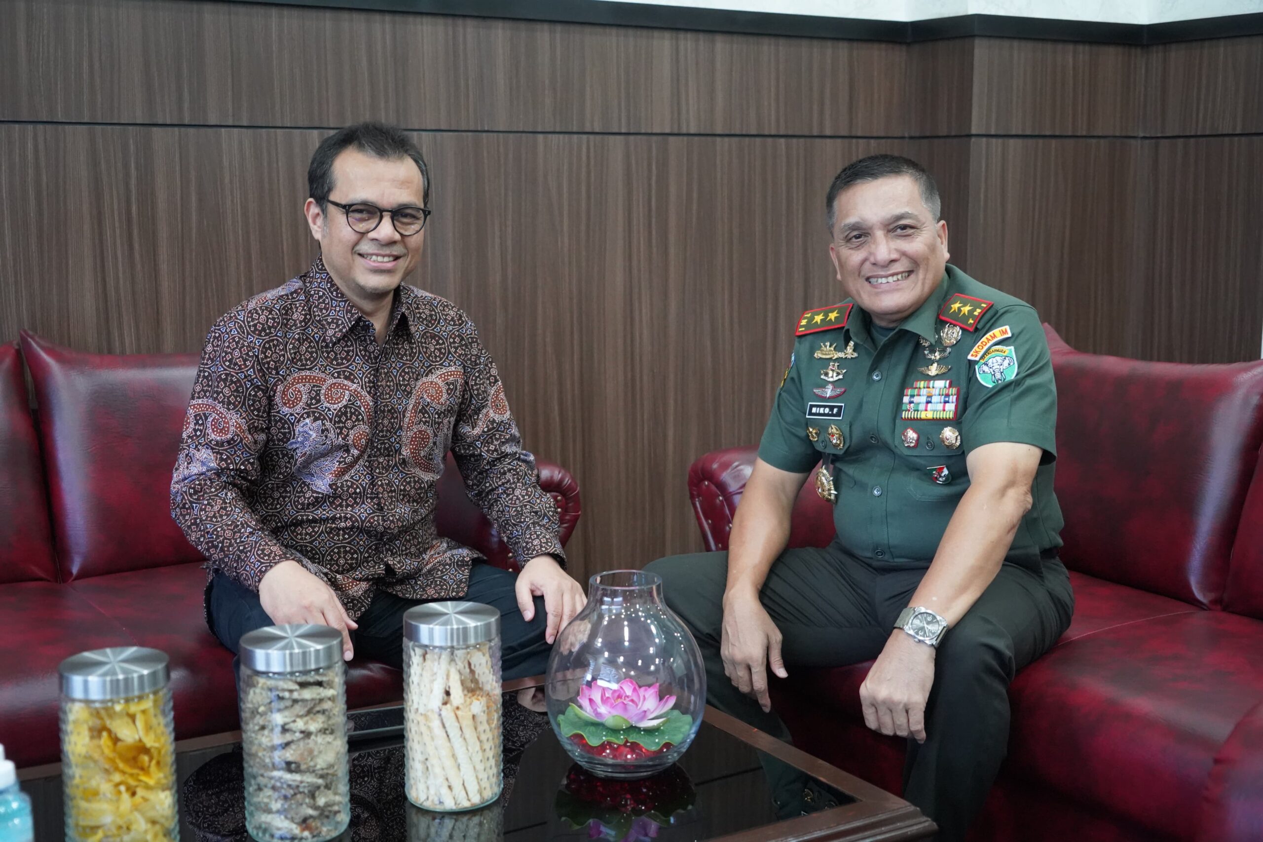 Mayor Jenderal TNI Niko Fahrizal, M.Tr(Han)., menerima audiensi dari Wakil Menteri Komunikasi dan Informatika