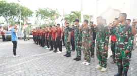  Kolonel Arm Arif Darmawan, S.Sos., beserta personel Kodam Iskandar Muda melaksanakan kegiatan pembersihan di menara Masjid Jami' Baiturrahim, Ulee Lheue, Banda Aceh, pada Rabu (11/09/24).