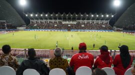 Mayor Jenderal TNI Niko Fahrizal, M.Tr(Han)., menyaksikan secara langsung pertandingan semi final cabang olahraga sepak bola Pekan Olahraga Nasional (PON) XXI Aceh-Sumut 2024 antara Provinsi Jawa Timur melawan Provinsi Aceh,malam (16/09/24).