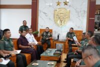 Mayor Jenderal TNI Niko Fahrizal, M.Tr. (Han), menerima paparan terkait pengembangan Akademi Keperawatan yang berada di bawah naungan Kesdam IM 
