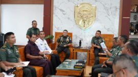 Mayor Jenderal TNI Niko Fahrizal, M.Tr. (Han), menerima paparan terkait pengembangan Akademi Keperawatan yang berada di bawah naungan Kesdam IM 