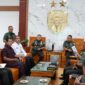 Mayor Jenderal TNI Niko Fahrizal, M.Tr. (Han), menerima paparan terkait pengembangan Akademi Keperawatan yang berada di bawah naungan Kesdam IM 