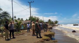 Puluhan personel TNI dari Kodim 0103/Aceh Utara telah dikerahkan untuk siaga di sepanjang pesisir pantai yang terdampak abrasi, Jumat (20/09/24),