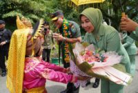 Mayor Jenderal TNI Niko Fahrizal, M.Tr.(Han), didampingi oleh Ketua Persit Kartika Chandra Kirana Daerah Iskandar Muda, Ny. Eva Niko Fahrizal, beserta rombongan,melaksanakan kunjungan kerja ke Kodim 0115/Simeulue yang berlokasi di Desa Amaiteng Mulia, Kecamatan Simeulue Timur, Kabupaten Simeulue, pada Sabtu (21/09/2024).