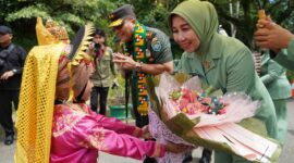 Mayor Jenderal TNI Niko Fahrizal, M.Tr.(Han), didampingi oleh Ketua Persit Kartika Chandra Kirana Daerah Iskandar Muda, Ny. Eva Niko Fahrizal, beserta rombongan,melaksanakan kunjungan kerja ke Kodim 0115/Simeulue yang berlokasi di Desa Amaiteng Mulia, Kecamatan Simeulue Timur, Kabupaten Simeulue, pada Sabtu (21/09/2024).