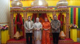 Kedatangan Pangdam IM beserta rombongan disambut hangat oleh Pj. Bupati Kabupaten Simeulue, Bapak Reza Fahlevi, S.E., M.M., beserta istri, serta unsur Muspida Plus dan jajaran SKPK Kabupaten Simeulue.Sabtu (21/09/24) malam.
