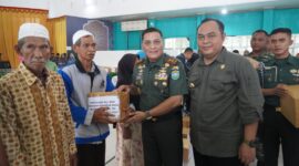 Kegiatan bakti sosial ini meliputi berbagai layanan, seperti pengobatan umum, pembagian tali asih, dalam rangka HUT ke-79 TNI tahun 2024 di Kabupaten Simeulue 