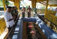 Mayor Jenderal TNI Niko Fahrizal, M.Tr. (Han), beserta Ibu Ketua Persit Kartika Chandra Kirana Daerah Iskandar Muda, Ny. Eva Niko Fahrizal, melakukan ziarah ke Makam Syeikh Khalilullah Minggu (22/09/2024).
