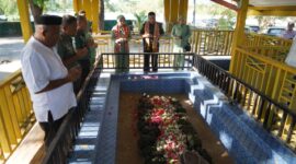 Mayor Jenderal TNI Niko Fahrizal, M.Tr. (Han), beserta Ibu Ketua Persit Kartika Chandra Kirana Daerah Iskandar Muda, Ny. Eva Niko Fahrizal, melakukan ziarah ke Makam Syeikh Khalilullah Minggu (22/09/2024).