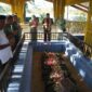 Mayor Jenderal TNI Niko Fahrizal, M.Tr. (Han), beserta Ibu Ketua Persit Kartika Chandra Kirana Daerah Iskandar Muda, Ny. Eva Niko Fahrizal, melakukan ziarah ke Makam Syeikh Khalilullah Minggu (22/09/2024).
