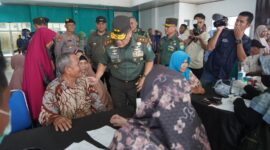 Mayor Jenderal TNI Niko Fahrizal, M.Tr.(Han), memimpin langsung pelaksanaan Bakti Kesehatan berupa Operasi Katarak dalam rangka memperingati Hari Ulang Tahun (HUT) ke-79 